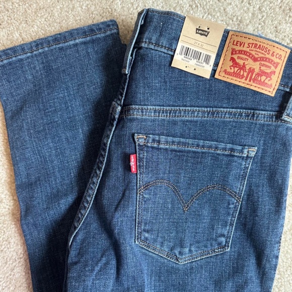 Levi's Women’s Jeans - Picture 3 of 5